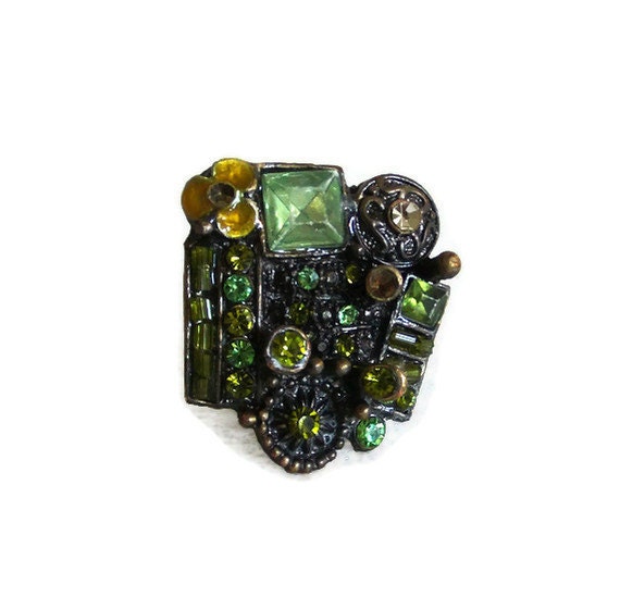Very funky vintage brass bling ring, Forest green, FACETED GLASS BEADS, multicolor, pale maize yellow. Adjustable costume jewelry, jewellery