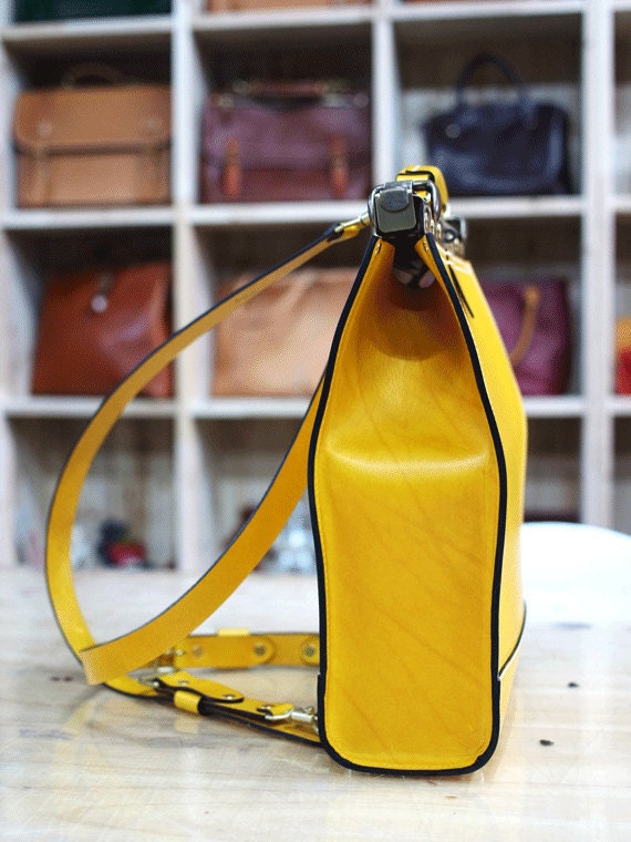 Frame Leather bag in Yellow