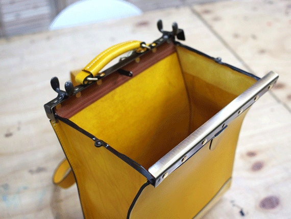 Frame Leather bag in Yellow