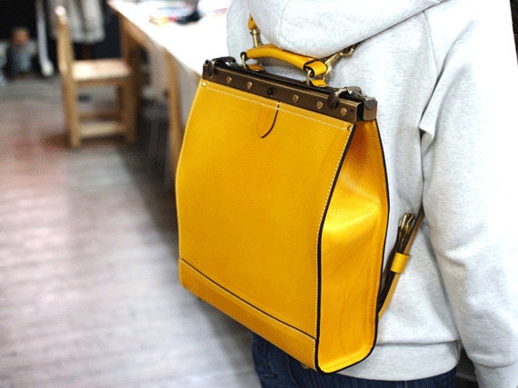 Frame Leather bag in Yellow