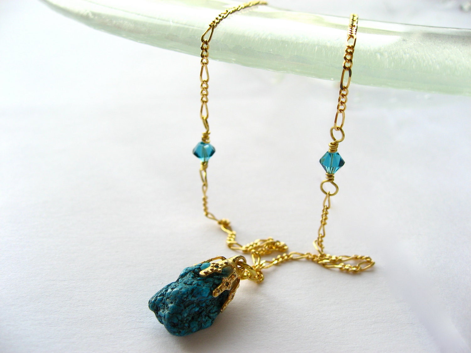 Turquoise Pendant on Gold-Plated Chain with Swarovski Bicone Crystal Accents / Le blog d'awa ETSY 