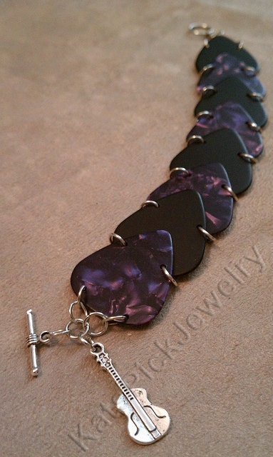 Fender Purple Moto Pearl & Black Guitar Pick Scales Bracelet With Guitar Charm