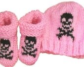 Baby Skull & crossbones HAND KNITTED matching set booties and beanie hat - 6-9 months - Many colours available