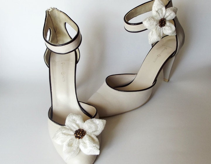 Cream Flowers Shoe Clips