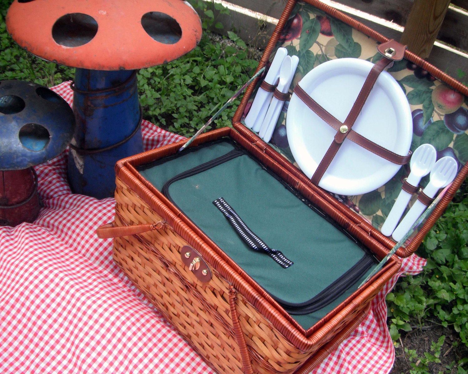 with Insulated Wicker Flatware Picnic  Basket and Plates,  cups Cups  vintage Vintage wicker