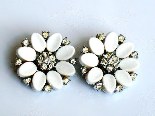 Vintage LISNER White Flower Earrings Rhinestone Lucite Clip On Silver Tone Signed 1950s Wedding Bridal