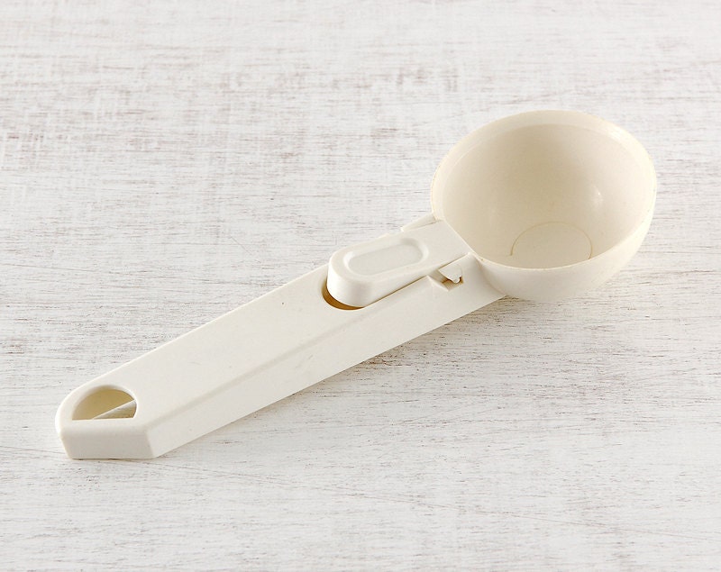 vintage ice cream scoop plastic serving spoon in white bakelite style retro kitchenalia potato server kitchen utensil - Carraigmore