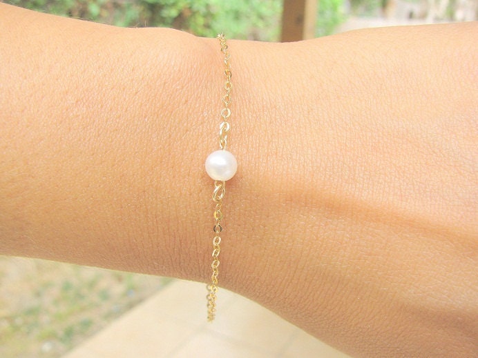 Pearl Bracelet, gold bracelet, freshwater pearl on Gold filled chain, simple, delicate bridal jewelry,Bridesmaid gifts