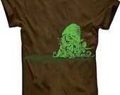Cthulhu Lovecraft Shoggoth (on brown) MENS Tshirt