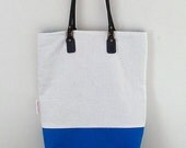 Leather strap tote bag: blue and white