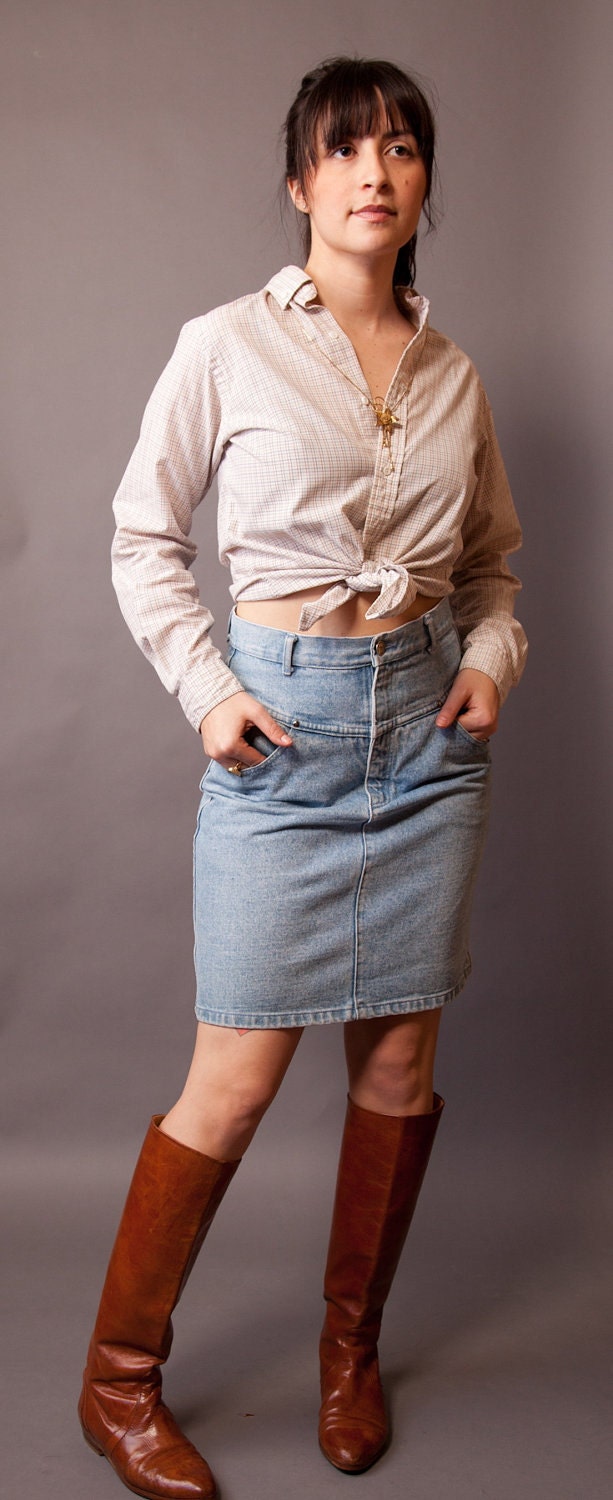 Classic 1980s denim mini skirt with front pockets. Size Small.