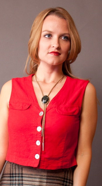 Cute cropped red linen vest with buttons and faux pockets by Carol Anderson.  Size Small / Medium.