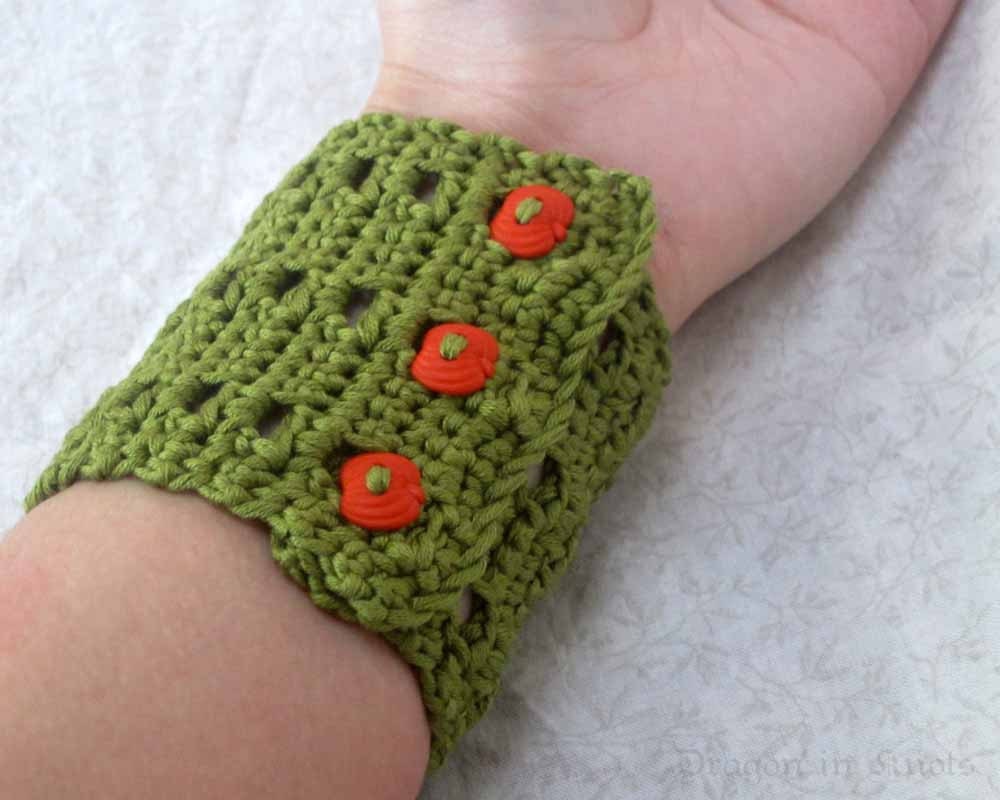 Pumpkin Cuff - XS/S adjustable - green cotton crochet wristwarmer