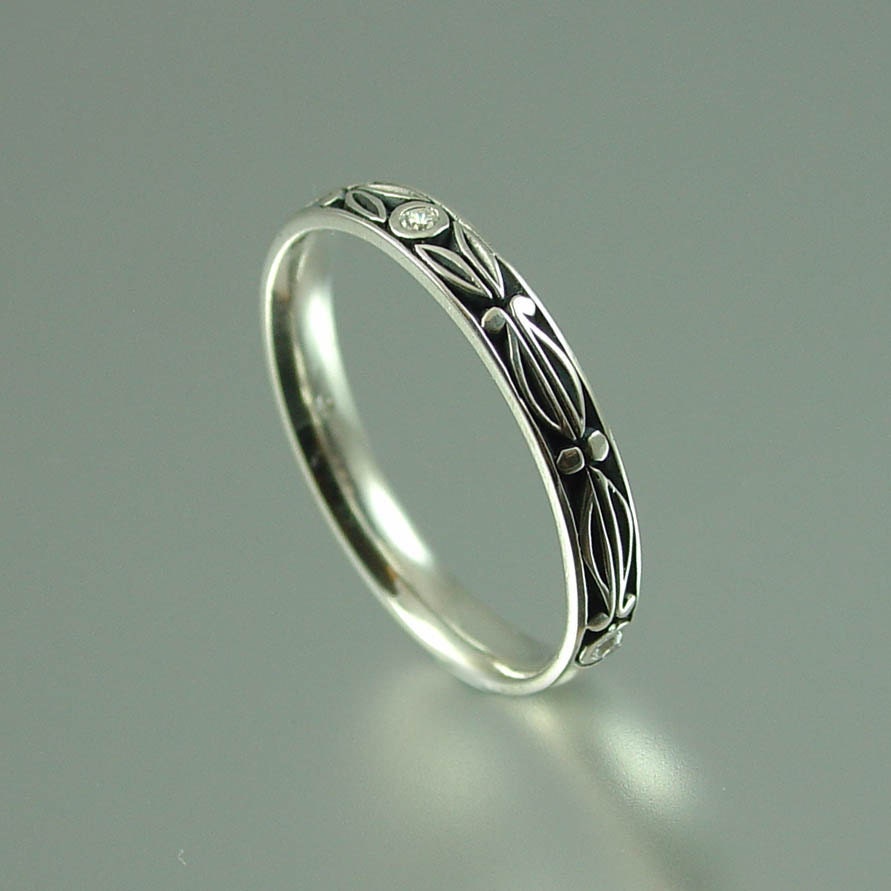 AUGUSTIN 14k gold wedding band with diamond accents