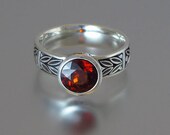LAUREL CROWN silver ring with Garnet