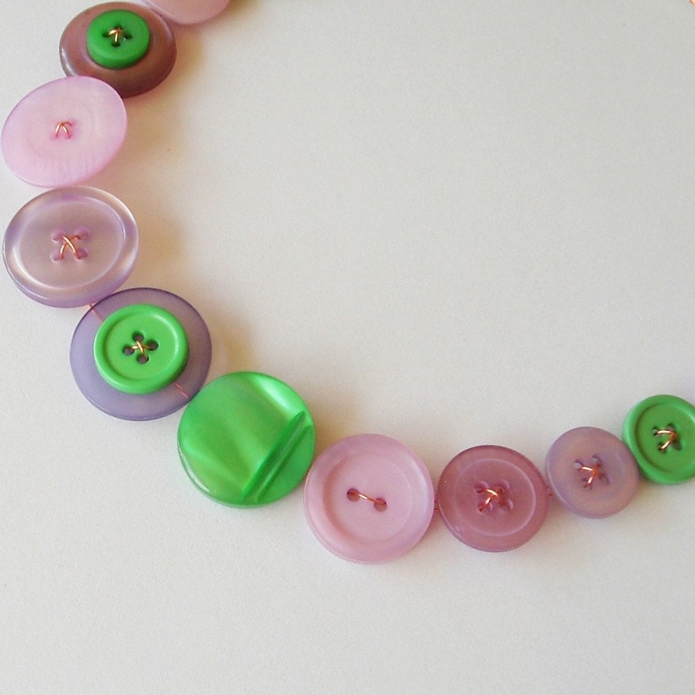Button necklace in purple and green - Mint tea
