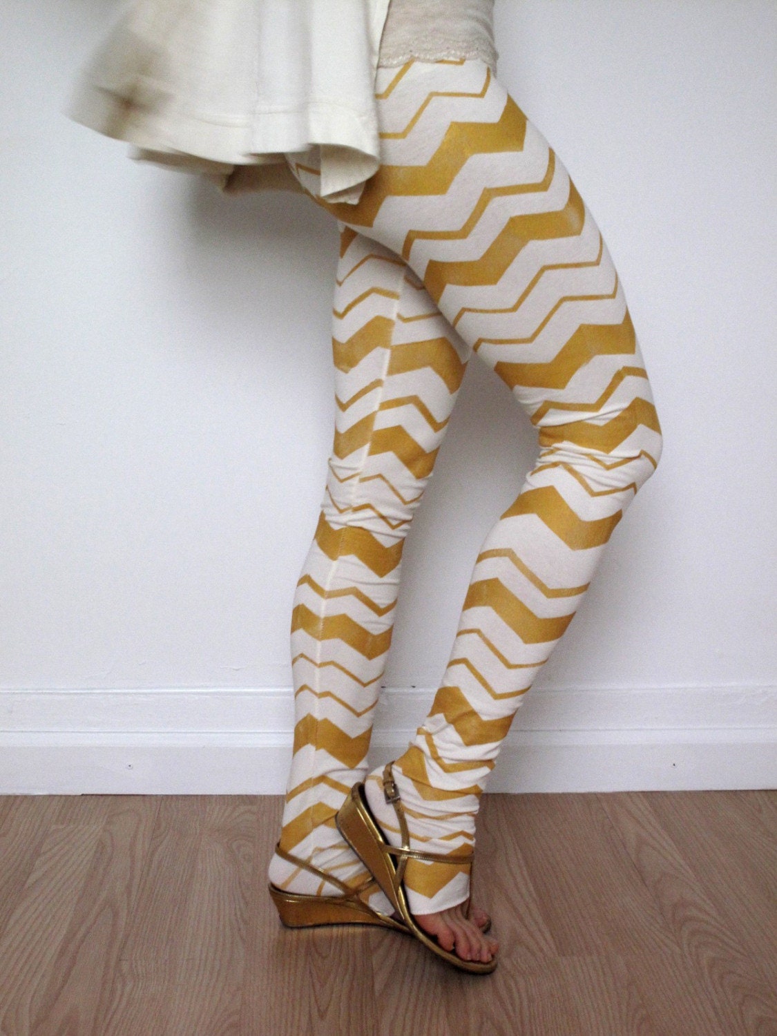 Off White Leggings with print of Zig Zag in Gold