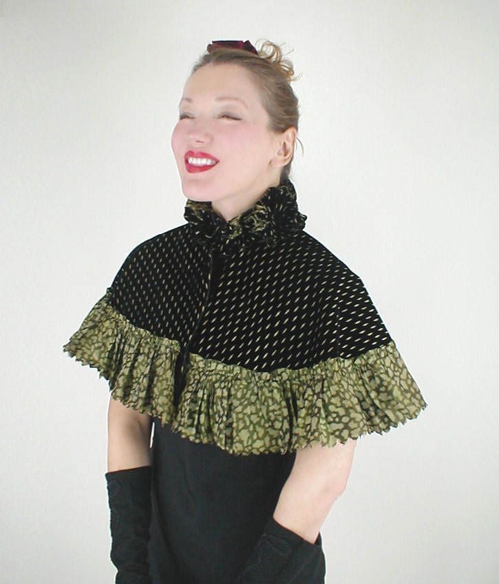 1890s Victorian Black Silk Velvet Capelet with Citrine Green Chiné Silk Ruffle