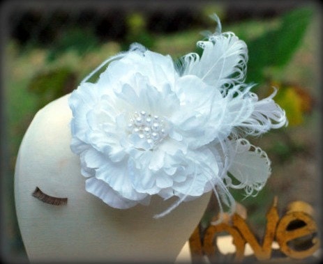 Hair Clip / Comb / Brooch Pin White Flower & Pearl / Rhinestone Fascinator. Statement Sophisticated Bride Bridal, Shabby Chic Floral Bloom
