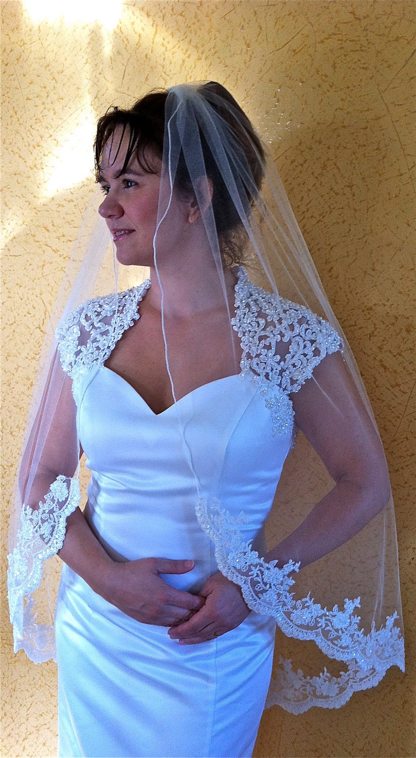 Bridal Lace veil in single layer, fingertip with beaded scalloped edge on the bottom part only, ivory  white champagne
