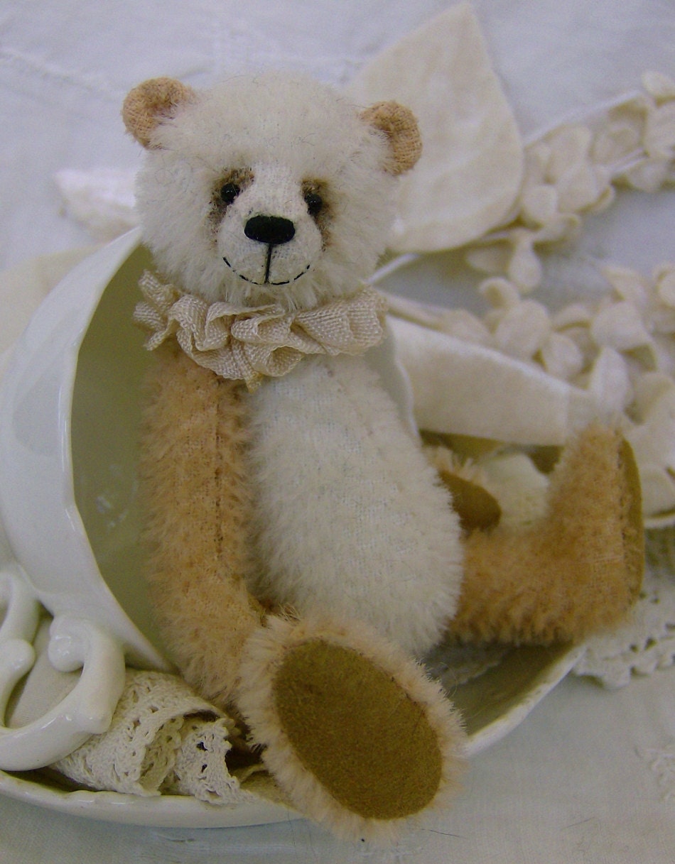 Spice complete sewing kit for a miniature bear