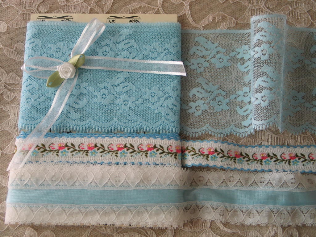 VINTAGE LACE TRIM, Blue And White, Beautiful Floral Trim, 8 Yards,