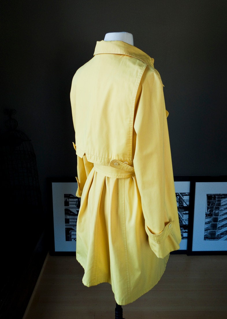 Raindrops and gumdrops... vintage yellow trench coat (m - l)