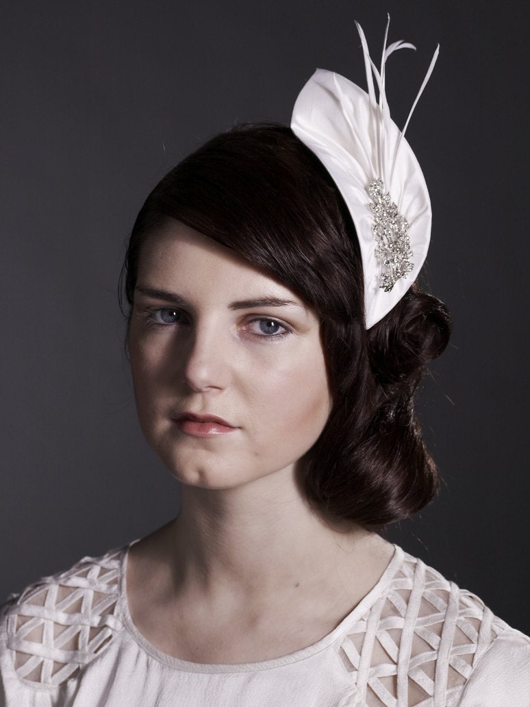 1940s style Bridal headpiece and birdcage veil.Vintage Feather fascinator,headpiece,available in silk white,ivory,champagne,pink or black