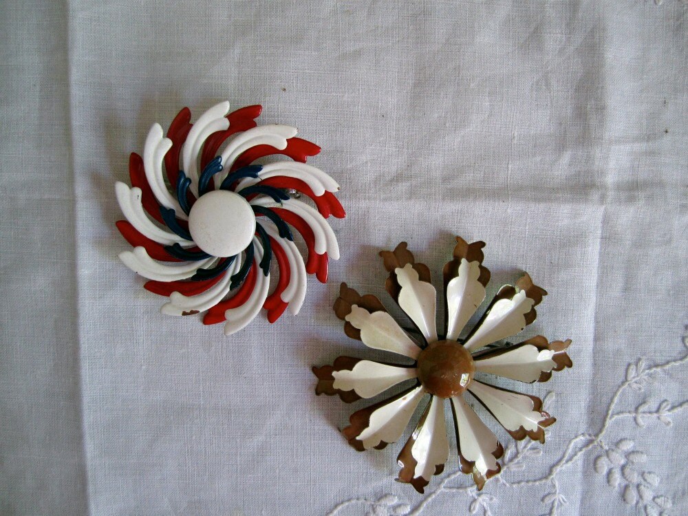 SALE Vintage Brooch / 60s Pin / Mod Pinwheel Flower / Jewelry