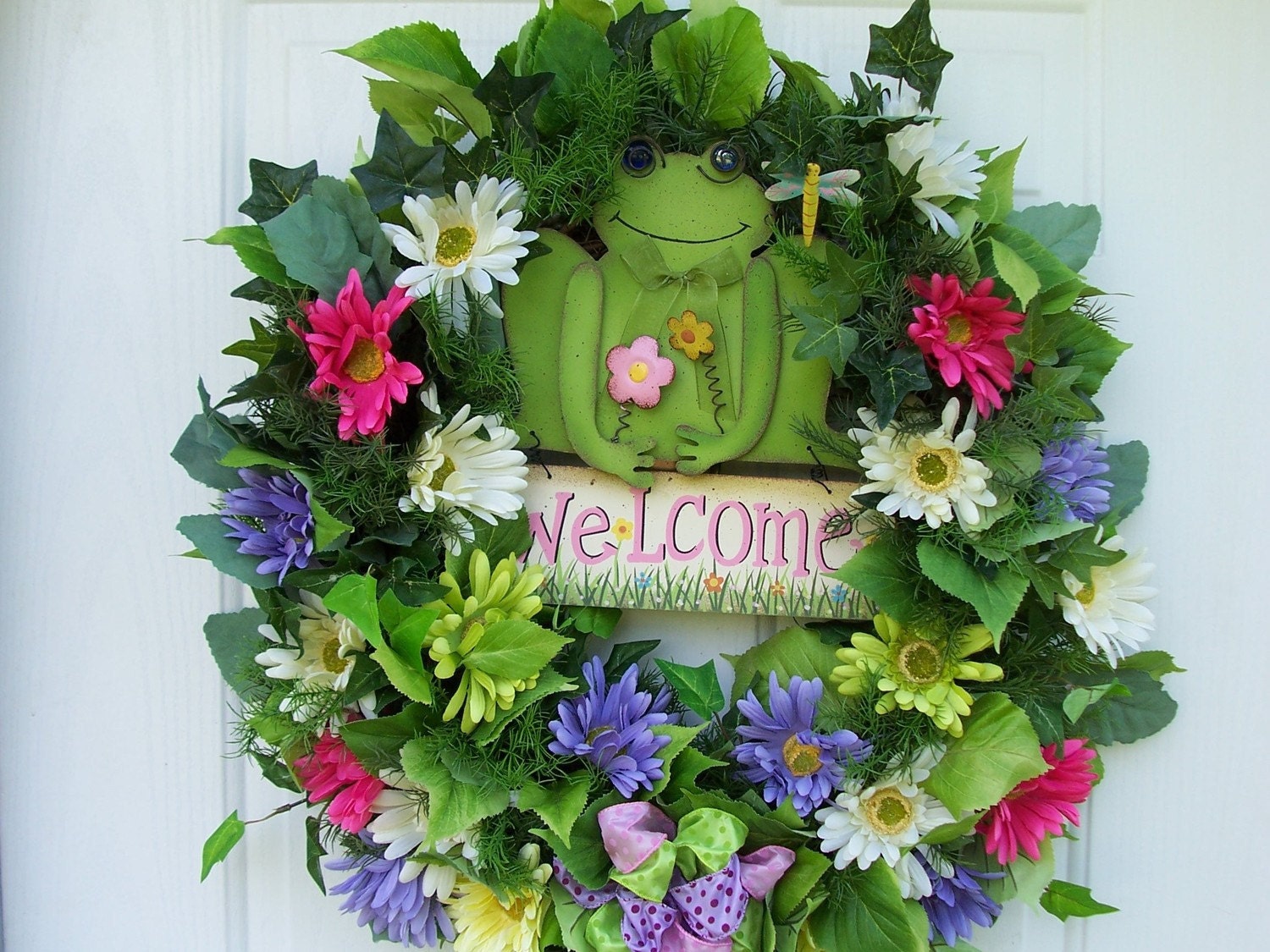 Spring Wreath Daisy with cute frog summer door decor