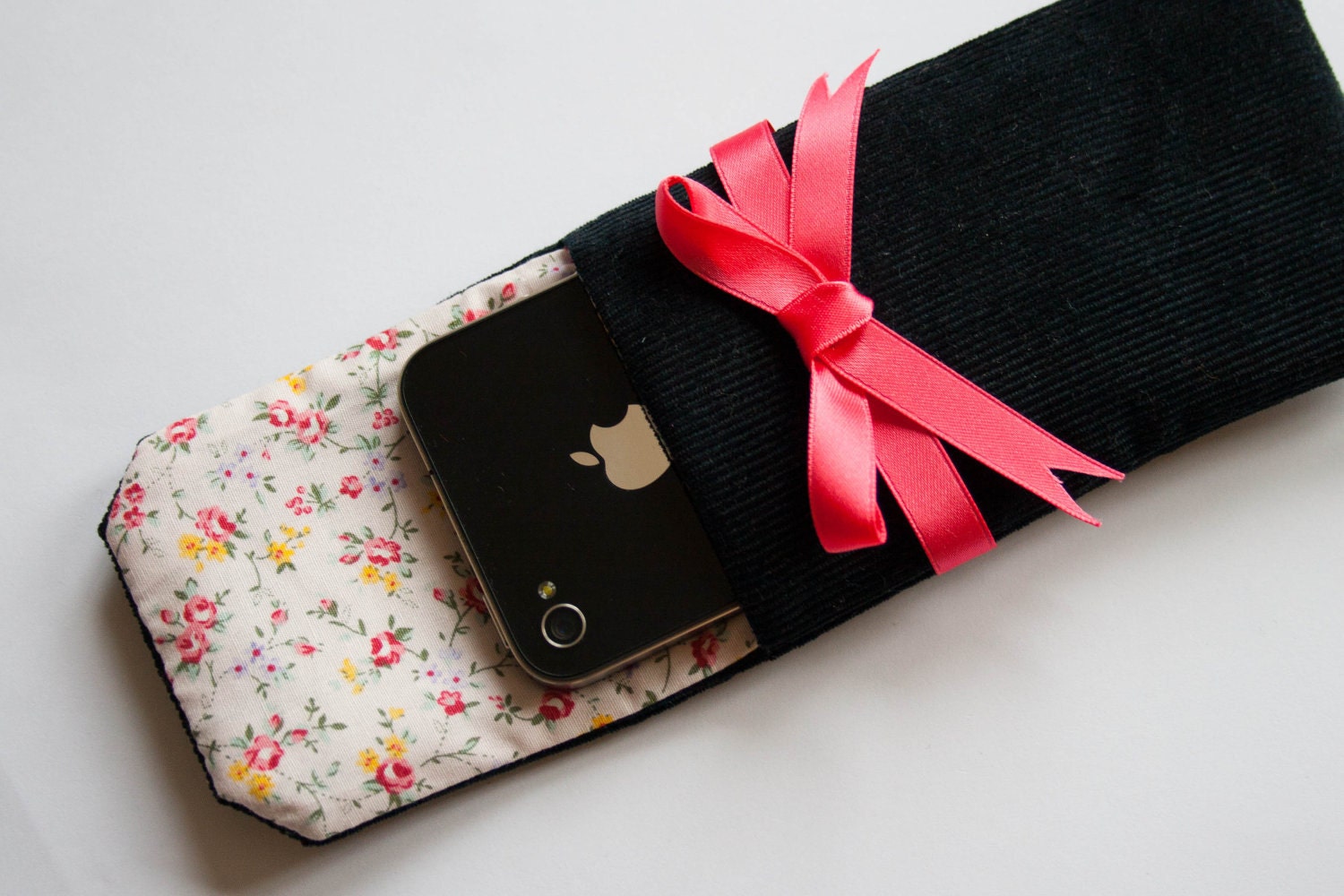 Decent Roses Case Black for iPhone 3G, 4, 4S, 5 iPod Touch, HTC One, Samsung Galaxy S 4, Sony Xperia Z Sleeve, Cover