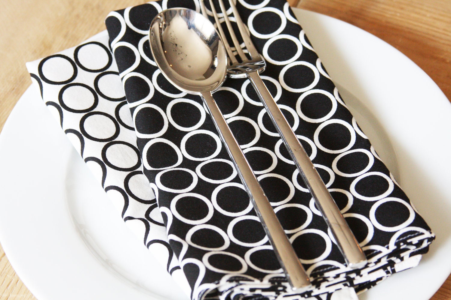 Napkins - Black and White with circles - Set of 4 Reversible Cloth - FREE SHIPPING