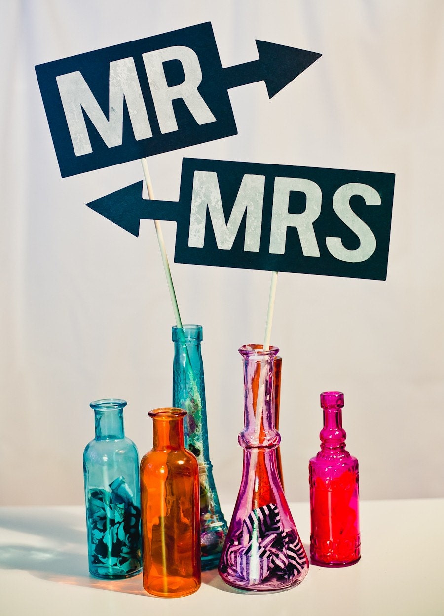 Mr. and Mrs. Signs on a Stick (Modern) - Set of 2 Photo Booth Props