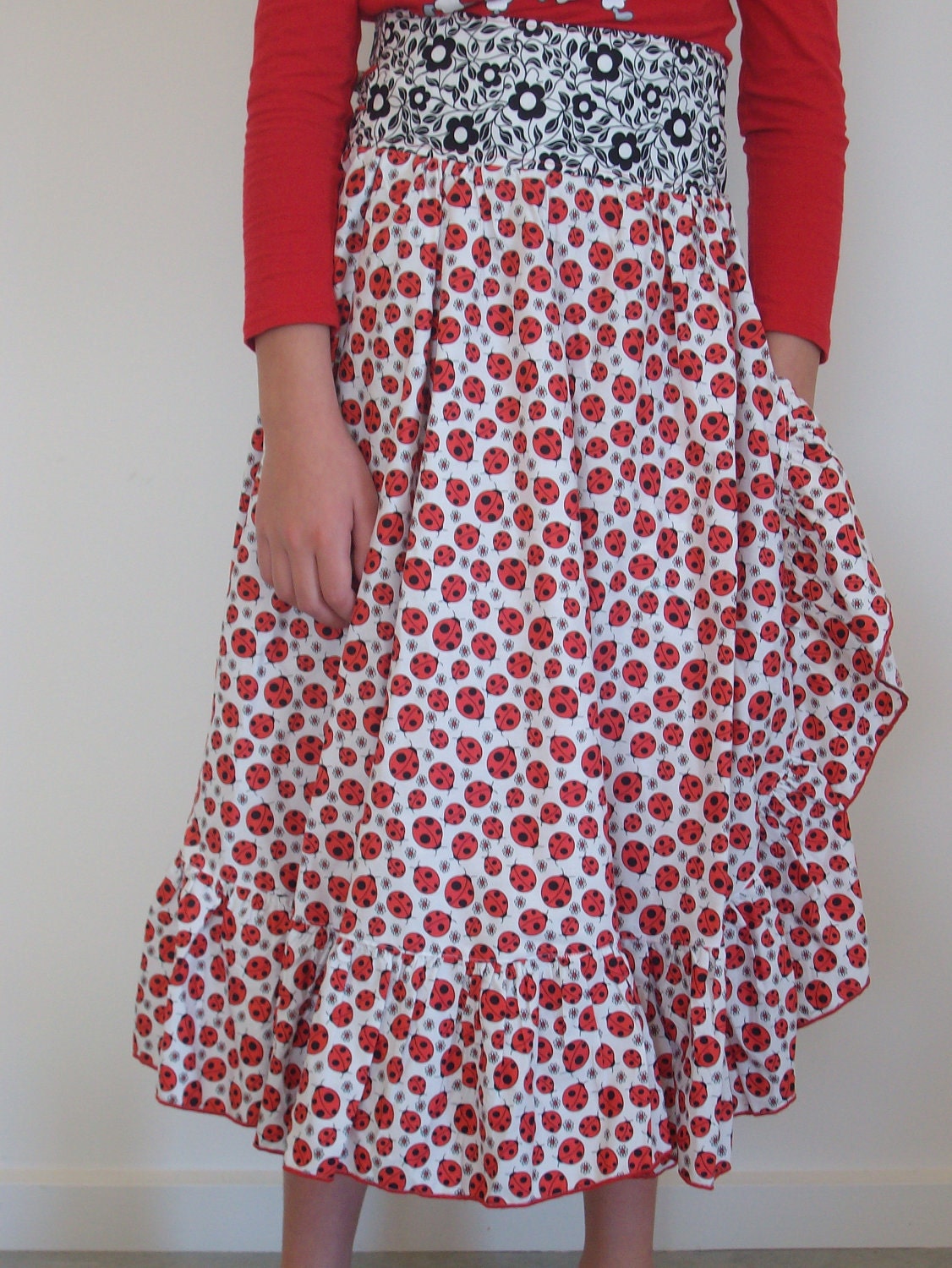 Ladybird skirt, wraparound twirly flamenco ruffle style, size 8 10 12 white with red ladybugs
