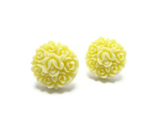 Simply pretty creamy resin Floral Stud Earrings -Flower Earring Post- -