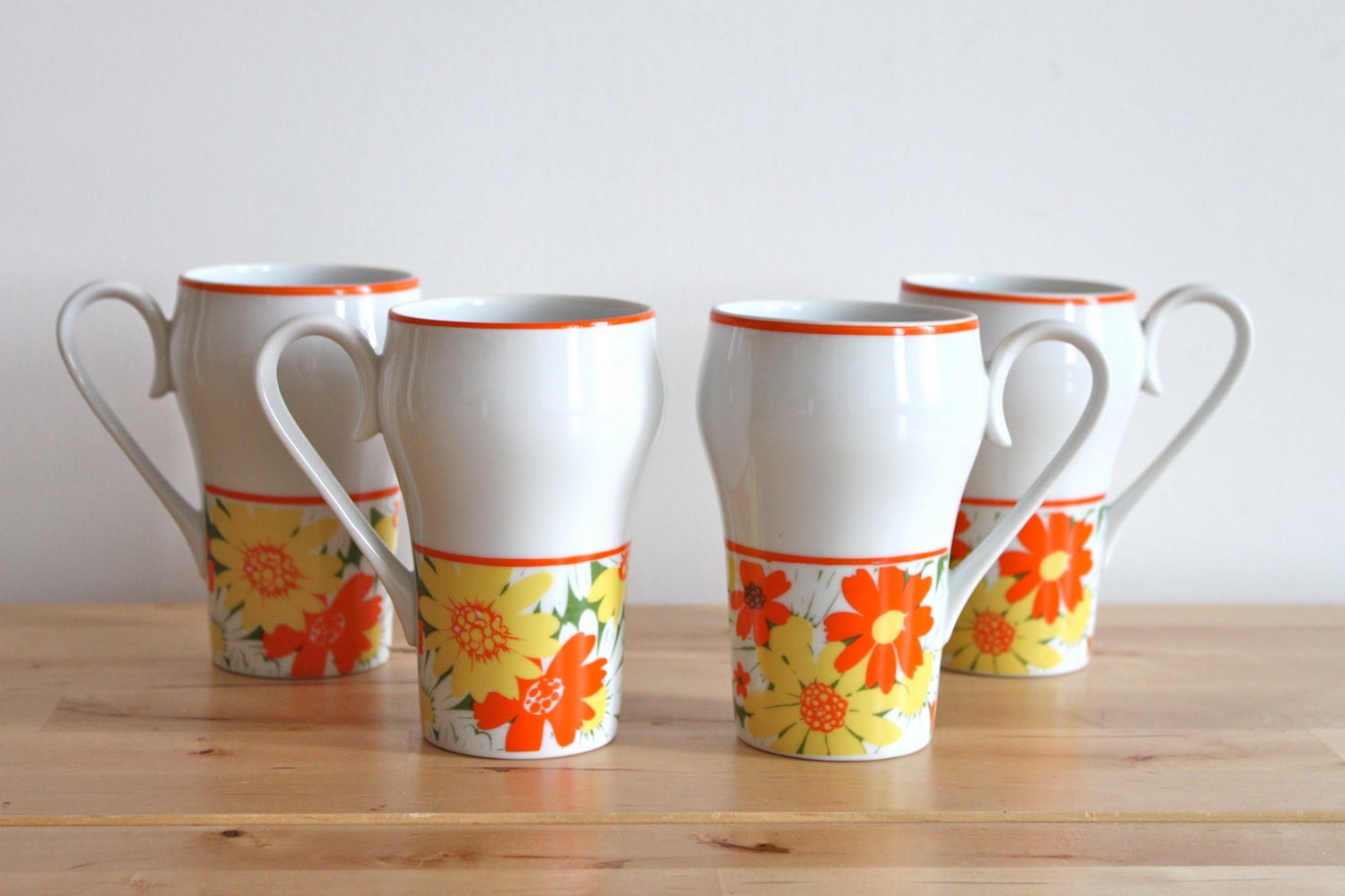 Retro Flower Mugs in Yellow and Orange - Tall Ceramic Coffee Cups with 70s Flower Pattern (Set of 4)