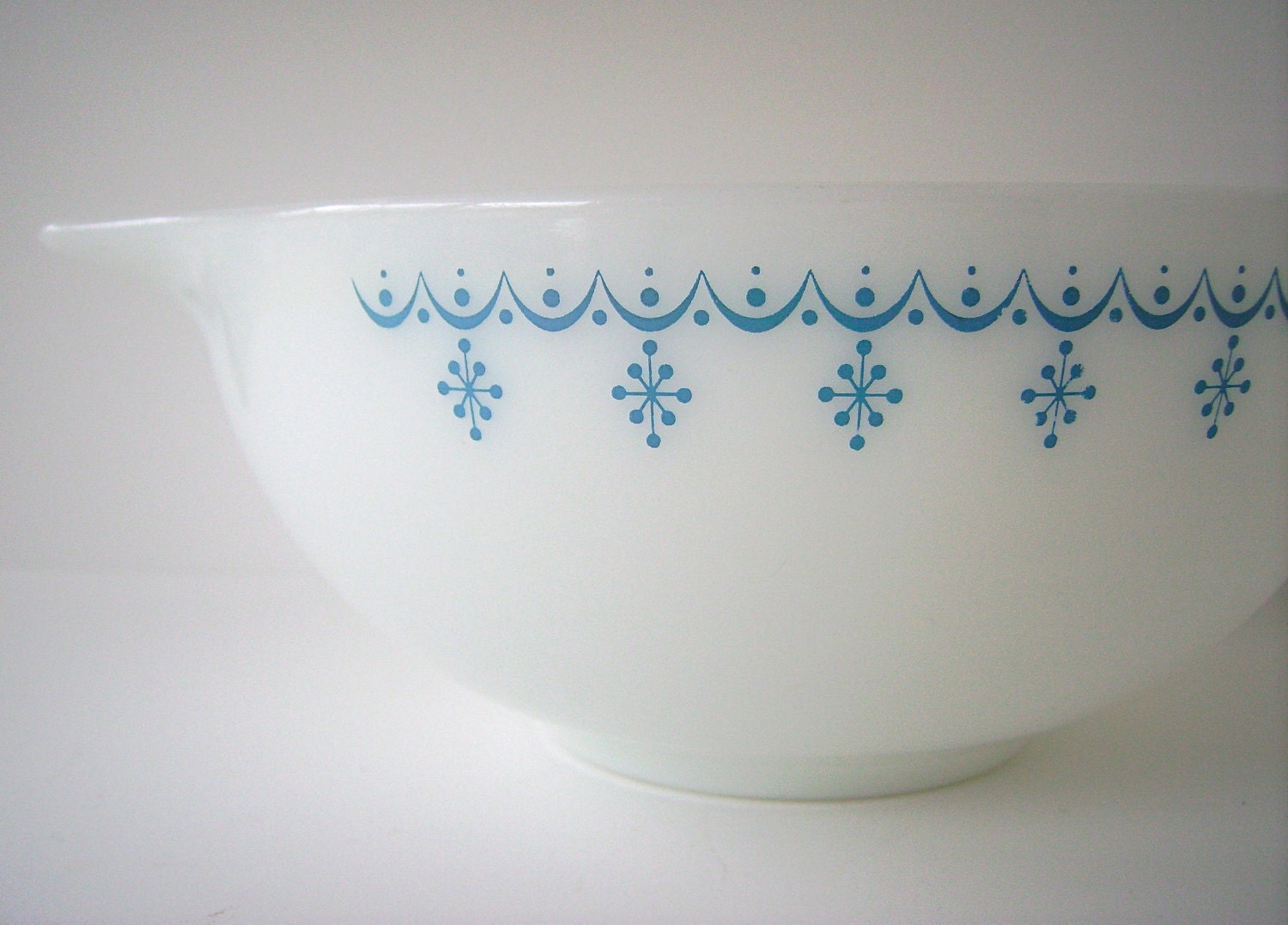 Vintage Pyrex 2.5 Quart Princess Mixing Bowl, Blue on White, Snowflake Garland Design, Excellent Condition