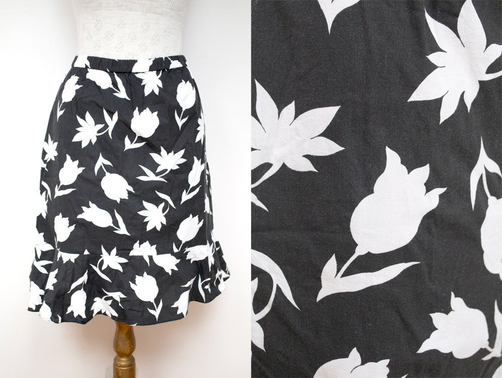 Black & White flowered skirt . S