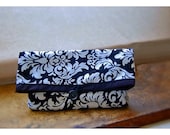Black White Clutch Purse, Bridesmaid Gift, Damask Clutch, Makeup Bag, Travel Cosmetic Bag, Gift Under 25 tagt
