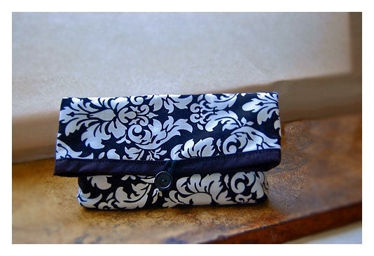 Black White Clutch Purse, Bridesmaid Gift, Damask Clutch, Makeup Bag, Travel Cosmetic Bag, Gift Under 25 tagt