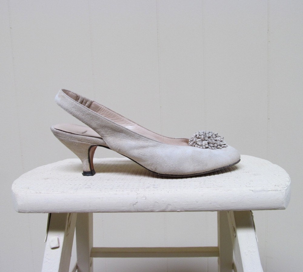 Vintage 1960s Shoes / 60s Bone Suede Slingback Kitten Heels / Size 6.5 US