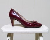 Vintage 1960s Shoes / 60s Maroon Faux Crocodile Pumps / Size 7 US
