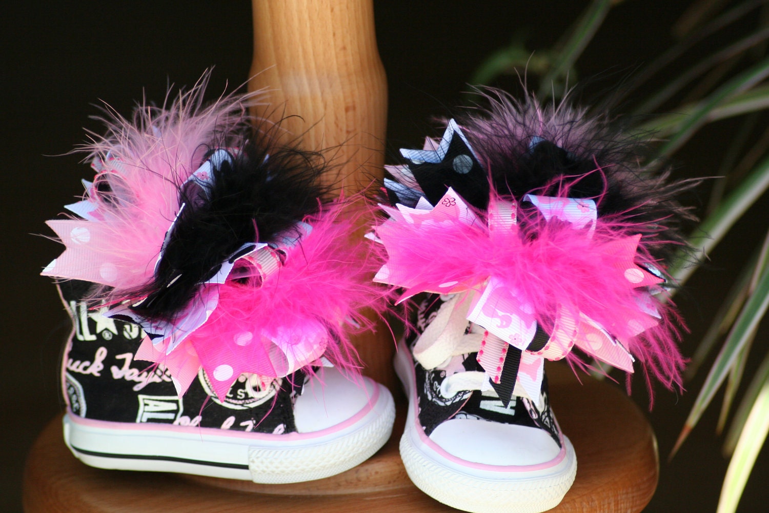 FuNkY Boutique Shoe Bows in Shocking Pink