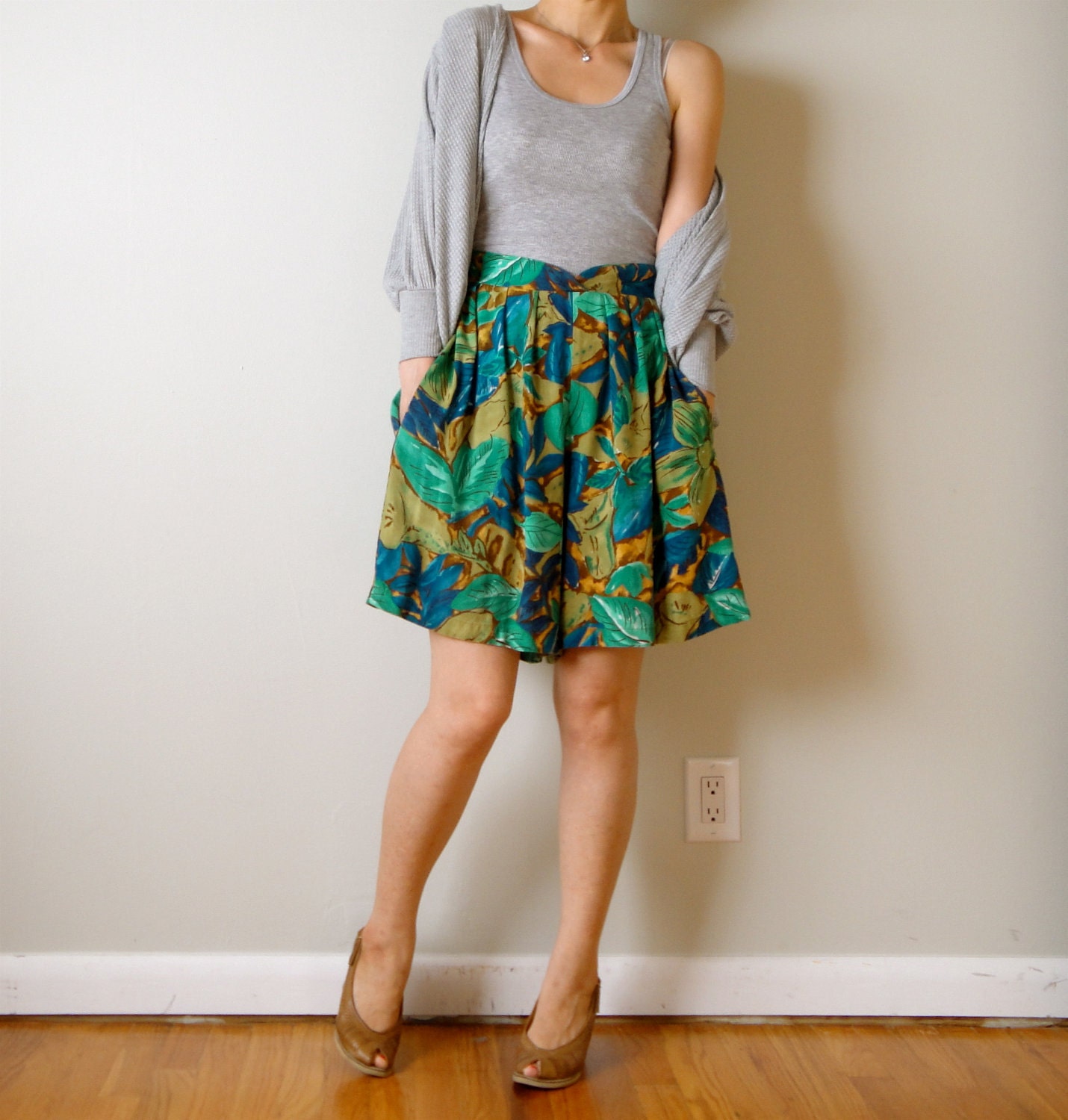 vintage women teal coral sea green cobalt blue turquoise aqua floral printed high waisted pleated midi skort shorts (medium)