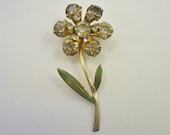 Vintage Gold Tone Flower Brooch - Retro Rhinestones