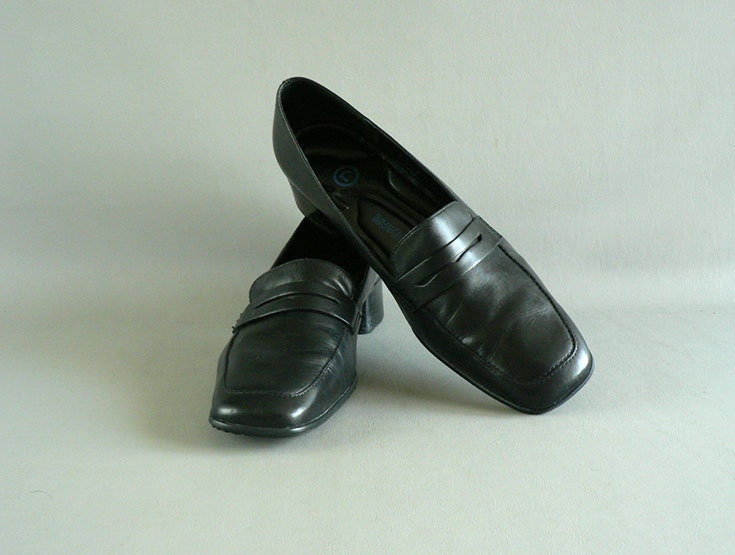 Women's Vintage Black Loafers Size 10M