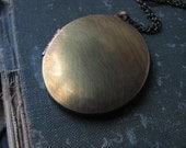 Souvenir . Vintage Oval Locket Necklace