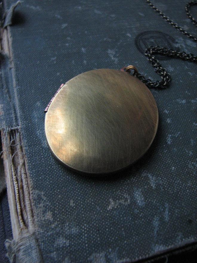 Souvenir . Vintage Oval Locket Necklace