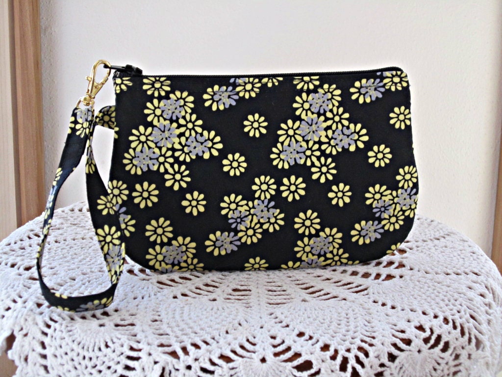 Clutch Wristlet Zipper Gadget Pouch Smart Phone Bag Urbanista Yellow Dasies
