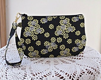 Clutch Wristlet Zipper Gadget Pouch Smart Phone Bag Urbanista Yellow Dasies